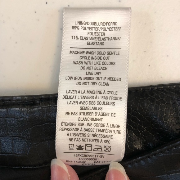 NWOT Favorite Daughter The Shay Black Embossed Faux Leather Mini Skirt Size 25 - Picture 10 of 10